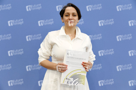 Bundespressekonferenz 'Deutschland als Zwischenstation' in Berlin