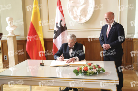 Eintragung des Oberbürgermeisters von Prag in des Goldene Buch von Berlin