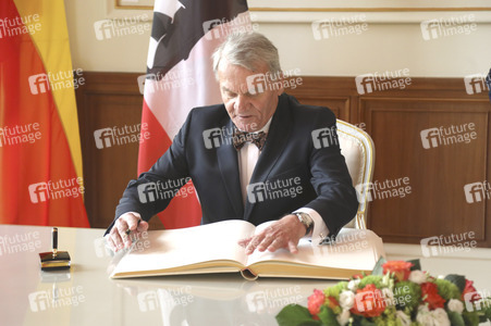 Eintragung des Oberbürgermeisters von Prag in des Goldene Buch von Berlin