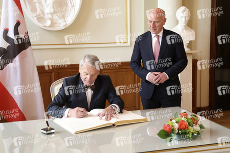 Eintragung des Oberbürgermeisters von Prag in des Goldene Buch von Berlin