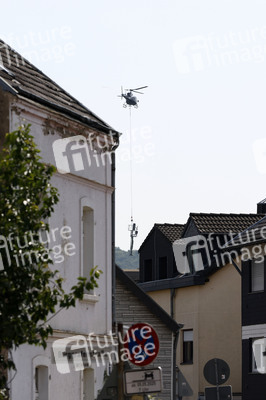 Helikopter fliegt Signalmaste in Bonn