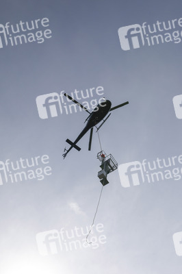 Helikopter fliegt Signalmaste in Bonn