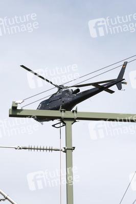 Helikopter fliegt Signalmaste in Bonn