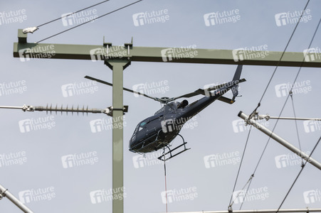 Helikopter fliegt Signalmaste in Bonn