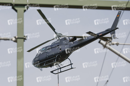 Helikopter fliegt Signalmaste in Bonn