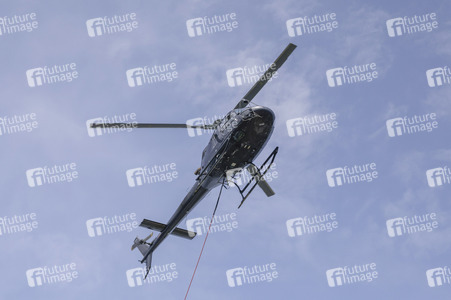 Helikopter fliegt Signalmaste in Bonn