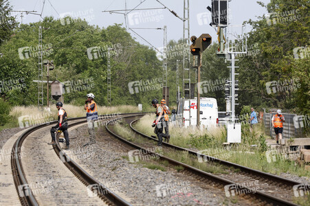 Helikopter fliegt Signalmaste in Bonn