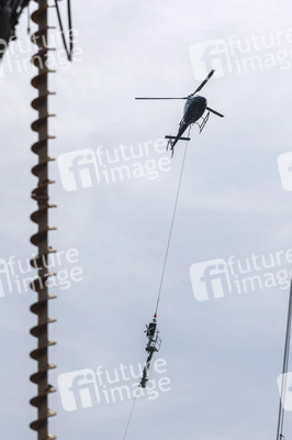 Helikopter fliegt Signalmaste in Bonn