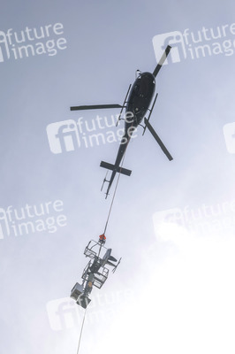 Helikopter fliegt Signalmaste in Bonn