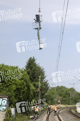 Helikopter fliegt Signalmaste in Bonn