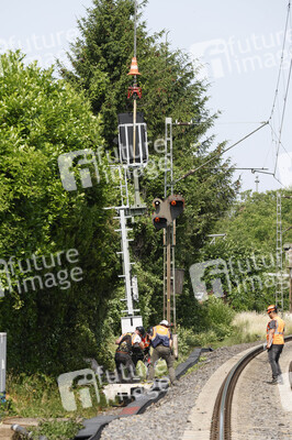 Helikopter fliegt Signalmaste in Bonn
