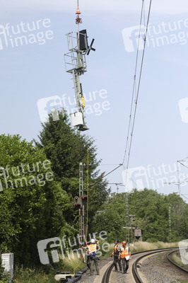 Helikopter fliegt Signalmaste in Bonn