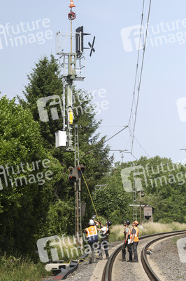Helikopter fliegt Signalmaste in Bonn