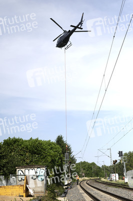 Helikopter fliegt Signalmaste in Bonn