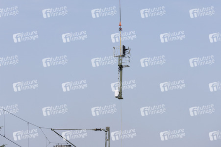 Helikopter fliegt Signalmaste in Bonn