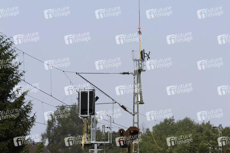 Helikopter fliegt Signalmaste in Bonn