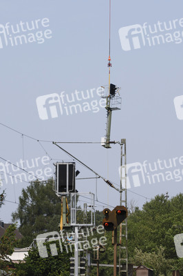 Helikopter fliegt Signalmaste in Bonn