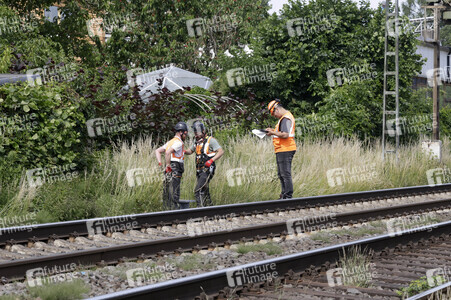 Helikopter fliegt Signalmaste in Bonn