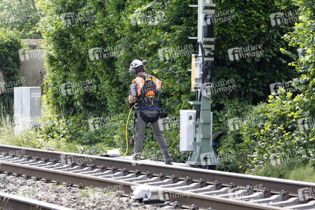 Helikopter fliegt Signalmaste in Bonn