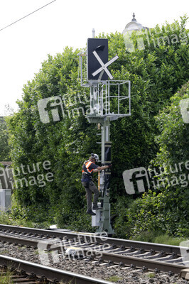 Helikopter fliegt Signalmaste in Bonn