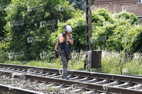 Helikopter fliegt Signalmaste in Bonn