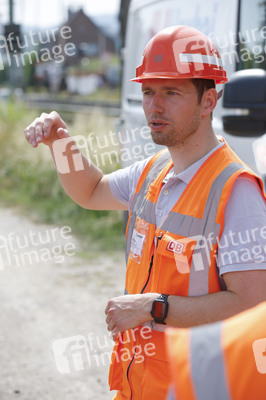 Helikopter fliegt Signalmaste in Bonn