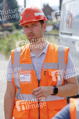 Helikopter fliegt Signalmaste in Bonn