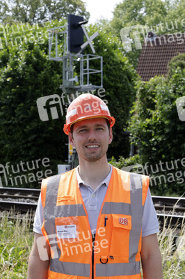 Helikopter fliegt Signalmaste in Bonn