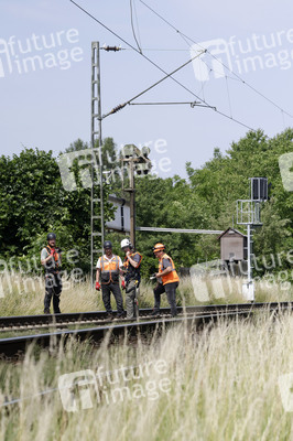 Helikopter fliegt Signalmaste in Bonn