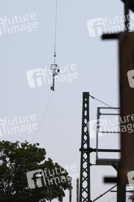 Helikopter fliegt Signalmaste in Bonn