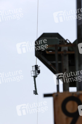 Helikopter fliegt Signalmaste in Bonn