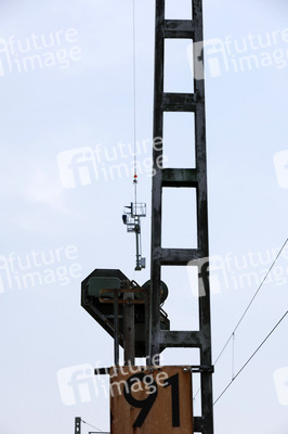 Helikopter fliegt Signalmaste in Bonn