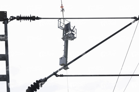 Helikopter fliegt Signalmaste in Bonn