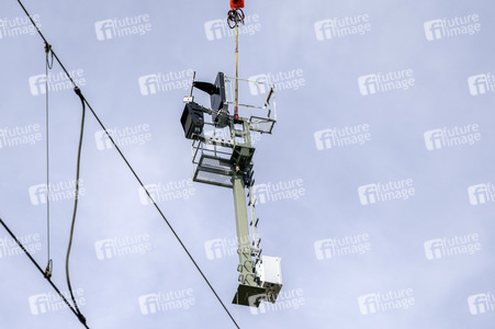 Helikopter fliegt Signalmaste in Bonn