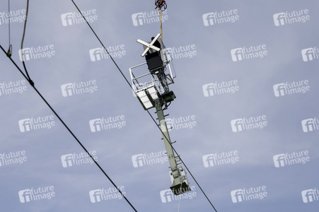 Helikopter fliegt Signalmaste in Bonn