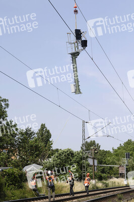 Helikopter fliegt Signalmaste in Bonn
