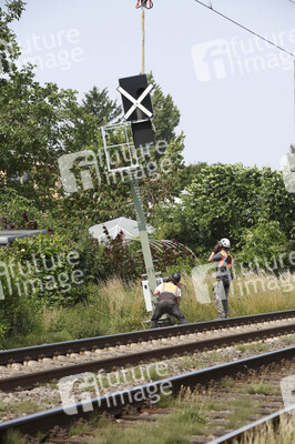 Helikopter fliegt Signalmaste in Bonn