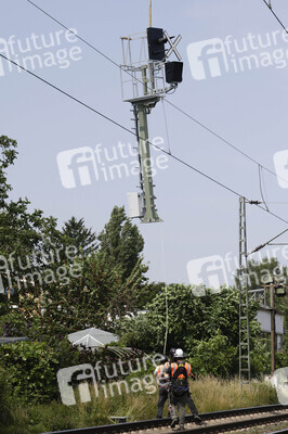 Helikopter fliegt Signalmaste in Bonn
