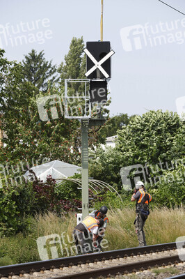 Helikopter fliegt Signalmaste in Bonn