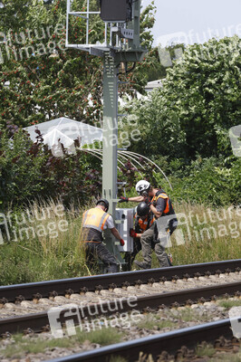 Helikopter fliegt Signalmaste in Bonn