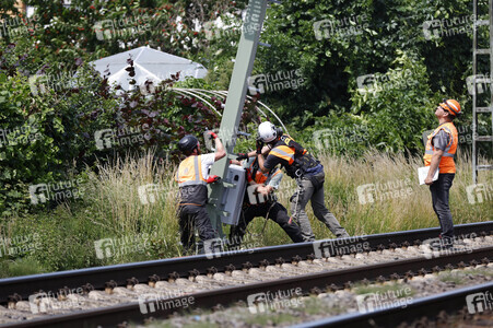 Helikopter fliegt Signalmaste in Bonn