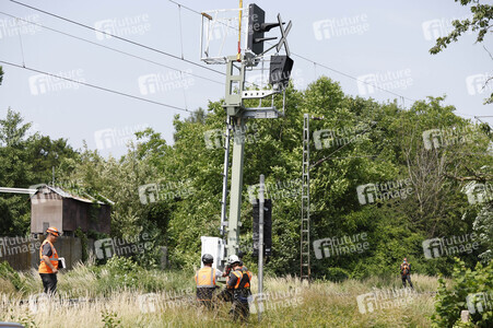 Helikopter fliegt Signalmaste in Bonn