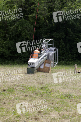 Helikopter fliegt Signalmaste in Bonn