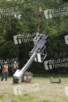 Helikopter fliegt Signalmaste in Bonn
