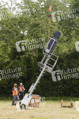 Helikopter fliegt Signalmaste in Bonn