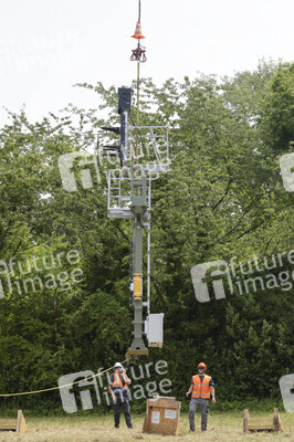 Helikopter fliegt Signalmaste in Bonn