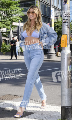 Heidi Klum signiert Wandkunstwerk in Köln