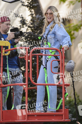 Heidi Klum signiert Wandkunstwerk in Köln