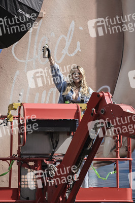 Heidi Klum signiert Wandkunstwerk in Köln