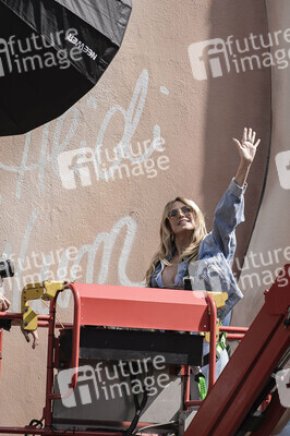 Heidi Klum signiert Wandkunstwerk in Köln